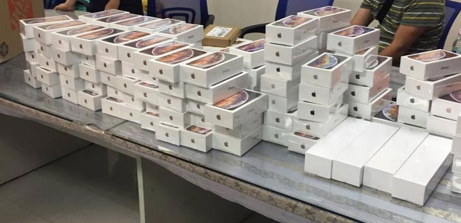 Hơn 250 chiếc iPhone trị giá 6,5 tỷ đồng trong hành lý ở sân bay Tân Sơn Nhất - 2