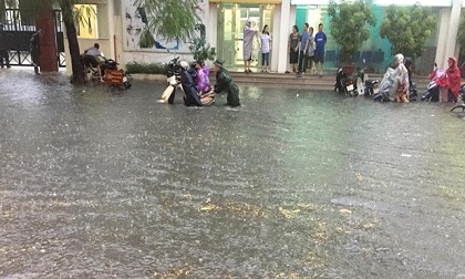 Đường phố nhiều quận nội thành Hà Nội thành 'sông' sau cơn mưa lớn