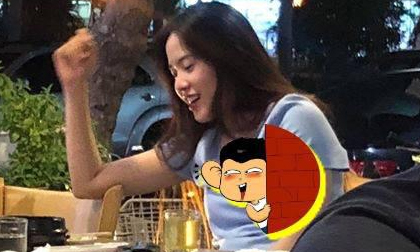 Giữa lúc đám cưới của Trường Giang đang diễn ra, Nam Em ngồi hát một mình