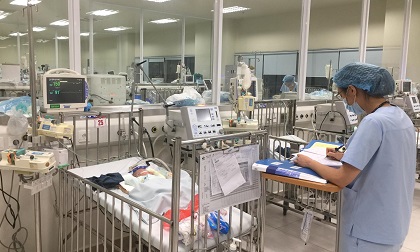 Thông tin mới nhất về sức khỏe cháu bé có bố mẹ chết cháy tại nhà ông Hiệp “khùng”