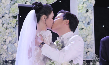 Trường Giang hôn say đắm, hứa bằng mọi giá sẽ hạnh phúc với Nhã Phương