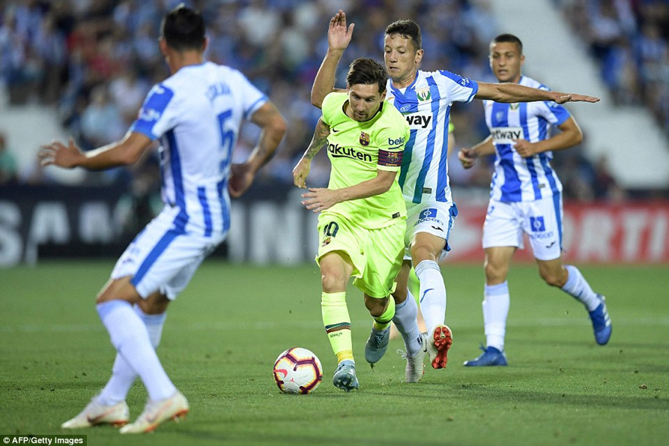 Barca thua doi bet bang, Real that bai truoc Sevilla o vong 6 La Liga hinh anh 1