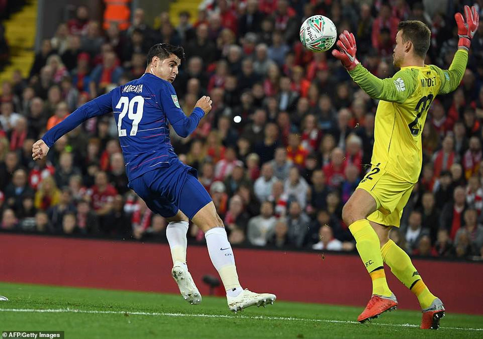 Hazard solo dang cap, Chelsea nguoc dong ha Liverpool tai Anfield hinh anh 2