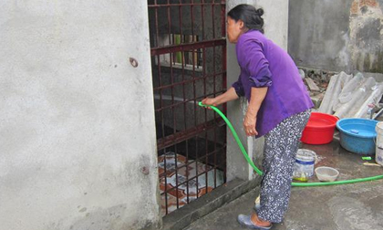 Xót lòng cảnh mẹ già phải xây chuồng nhốt... 3 đứa con tâm thần