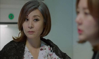 Mẹ chồng ghê gớm bỗng cung phụng con dâu sau khi phát hiện nốt ruồi son trên ngực