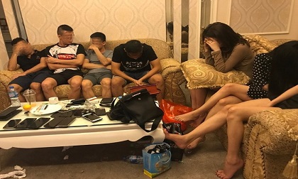 Bắt giữ nhóm nam thanh, nữ tú đang 'bay lắc' trong khách sạn