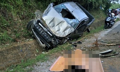 Xe bán tải mất lái rơi xuống mương nước, 2 người thương vong