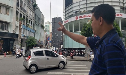 Đang băng qua đường, người đàn ông bị kẻ cướp áp sát giật túi xách chứa hàng trăm triệu đồng ở Sài Gòn
