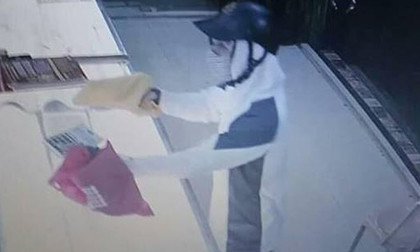 Nhân viên tiệm vàng liều mình giật lại tài sản từ tay kẻ cướp nghi có súng
