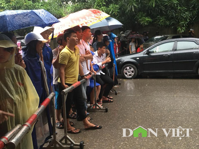 doi tuong co thu bi gan 100 canh sat bao vay la ai? hinh anh 3