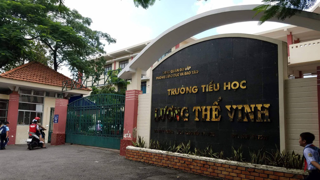 TP.HCM: Thầy giáo chủ nhiệm lớp 5 bị tố tát, đá nhiều học sinh vì làm thiếu bài tập  - Ảnh 1.