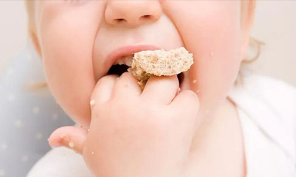 Mẹ vội đưa con đi cấp cứu khi thấy vết bột lạ dính trên miệng con