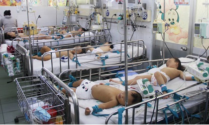 Dịch tay chân miệng bùng phát, cứ 1 giờ có ít nhất 7 ca nhập viện ở TPHCM