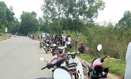 Thi thể người đàn ông nằm cùng ba lô bên đường