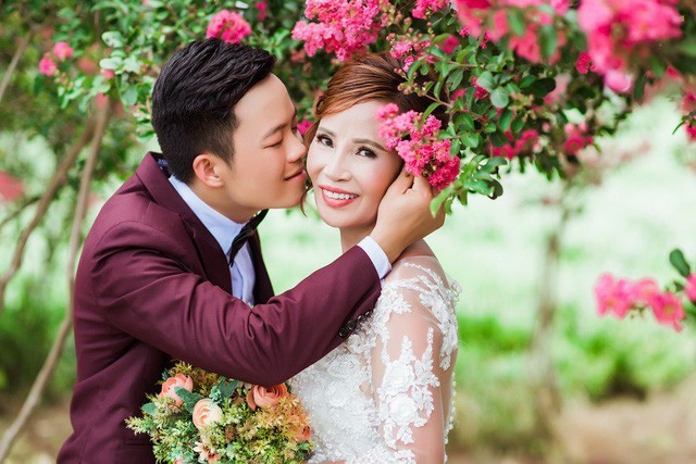 Chú rể 26 lấy vợ 61 tuổi: Bố mẹ tôi cũng hỏi sao lấy người già thế này nhưng tôi sẽ dắt tay vợ đi hết con đường đã chọn-2