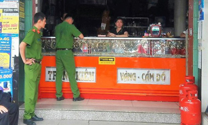 Thanh niên liều lĩnh cướp tiệm vàng, bị người dân bắt giữ ngay sau đó