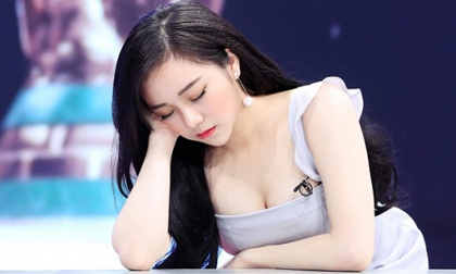 Cuộc sống sang chảnh của hot girl 'ngủ gật' tuổi 19