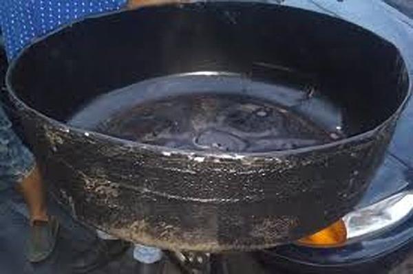 so mat viec, me sinh con roi goi gon gang mang di bo thung rac - 1