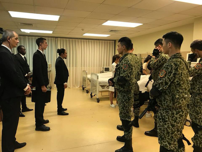 Hé lộ hình ảnh phân cảnh đại úy Duy Kiên - Song Luân đứng trước họng súng bảo vệ Khả Ngân - Ảnh 2.