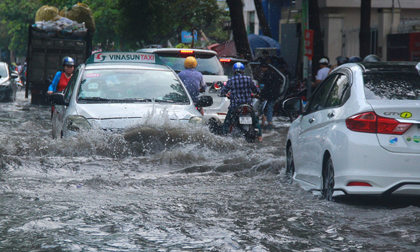 Mưa lớn 40 phút, khu nhà giàu ở Sài Gòn chìm trong biển nước