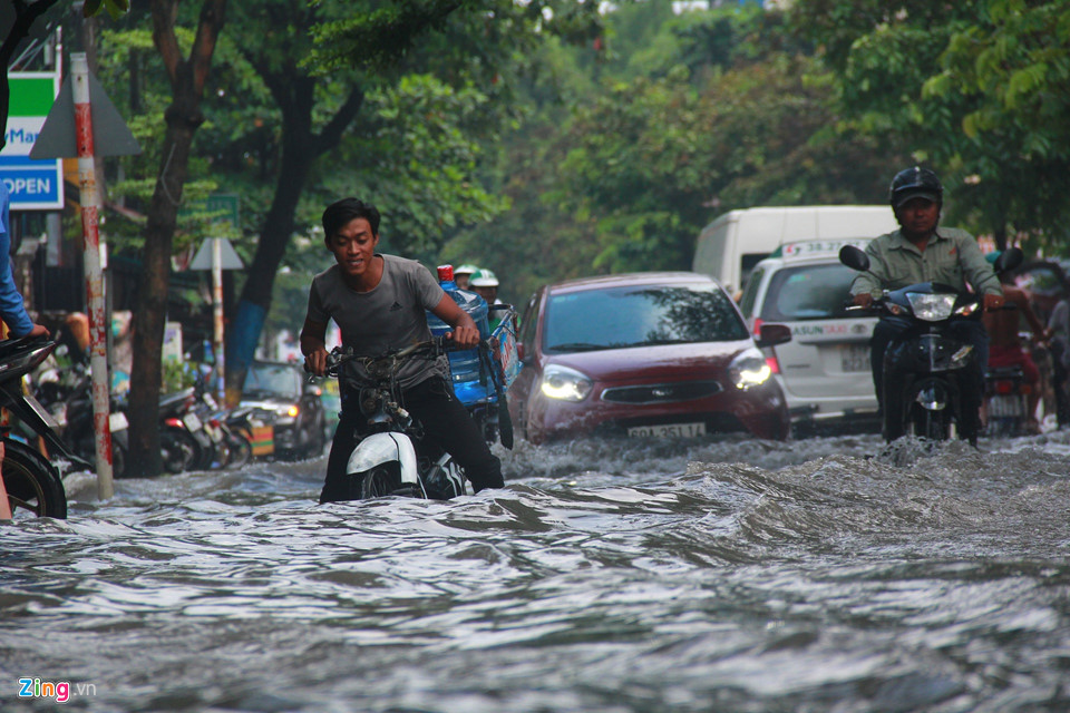 Mưa lớn 40 phút, khu nhà giàu ở Sài Gòn chìm trong biển nước