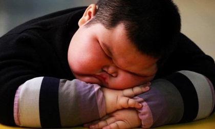 Cậu bé 4 tuổi tử vong trong khi ngủ, người lớn cần dừng ngay việc chăm con kiểu tai hại