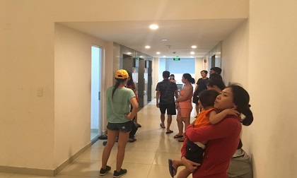 Nửa đêm ôm con chạy vì... chuông báo cháy chung cư