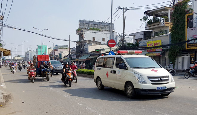 Hai nhom thanh nien hon chien nao loan duong pho Sai Gon hinh anh 1