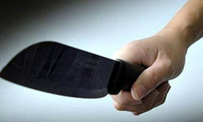 Nhóm đối tượng đi ôto, cầm dao dài 50cm chém người ngay giữa đường