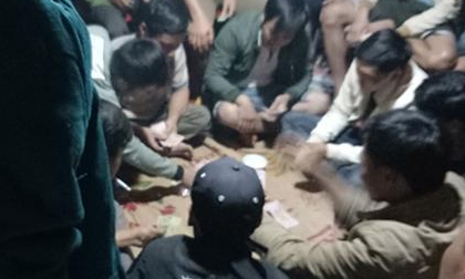 Chuyện buồn ở 'làng đánh bạc': Ô tô đủ loại đậu kín đường, một đêm tiêu tan cả bạc tỷ