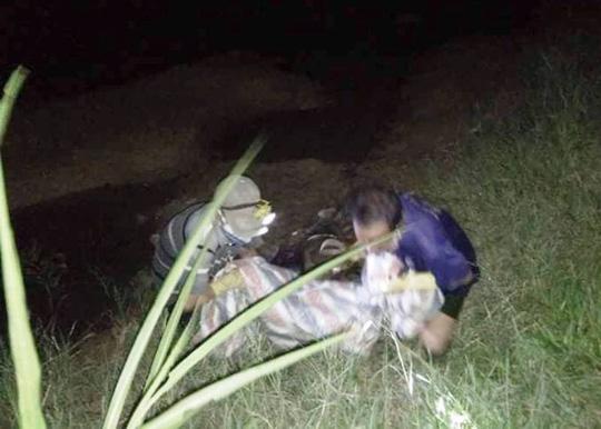 tron khoi benh vien, 3 ngay sau thi the duoc phat hien duoi cong nuoc - 1
