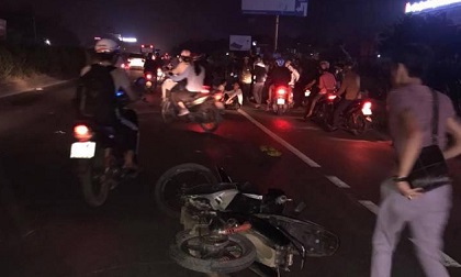 Chồng ngồi ôm thi thể vợ khóc ngất sau vụ tai nạn liên hoàn trên quốc lộ