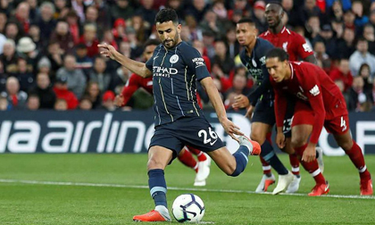 Mahrez thành 'tội đồ', Man City hụt chiến thắng trước Liverpool