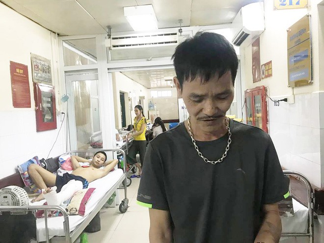 Bố mẹ của nam thanh niên bị truy sát phải cưa chân: Bọn côn đồ chúng dã man quá Bố mẹ của nam thanh niên bị truy sát phải cưa chân: Bọn côn đồ chúng dã man quá