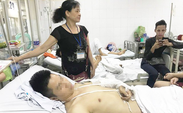 Bố mẹ của nam thanh niên bị truy sát phải cưa chân: Bọn côn đồ chúng dã man quá Bố mẹ của nam thanh niên bị truy sát phải cưa chân: Bọn côn đồ chúng dã man quá