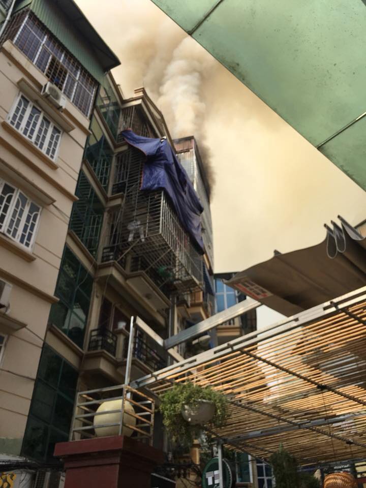 Chủ nhà đi vắng, ngôi nhà 6 tầng bốc cháy dữ dội sáng mùng 1 - 1
