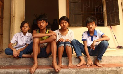 4 đứa trẻ mất cả bỗ lẫn mẹ trong 1 năm: “Không đi nhặt ve chai, các em sẽ… chết đói”