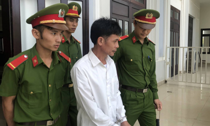 Bị hai con gái tát dập môi, cha rút dao đâm con trọng thương