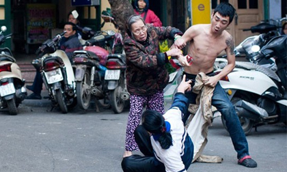 Đối tượng “ngáo đá” dùng dao uy hiếp mẹ và ông nội