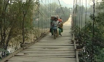 Giả vờ nôn sau khi uống rượu, nữ sinh bất ngờ gieo mình xuống dòng nước