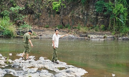 Bàn giao thi thể người phụ nữ kẹt trong khe đá cho gia đình lo hậu sự