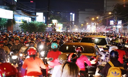 Ngập nước, kẹt xe kinh hoàng, người Sài Gòn như “hóa điên”