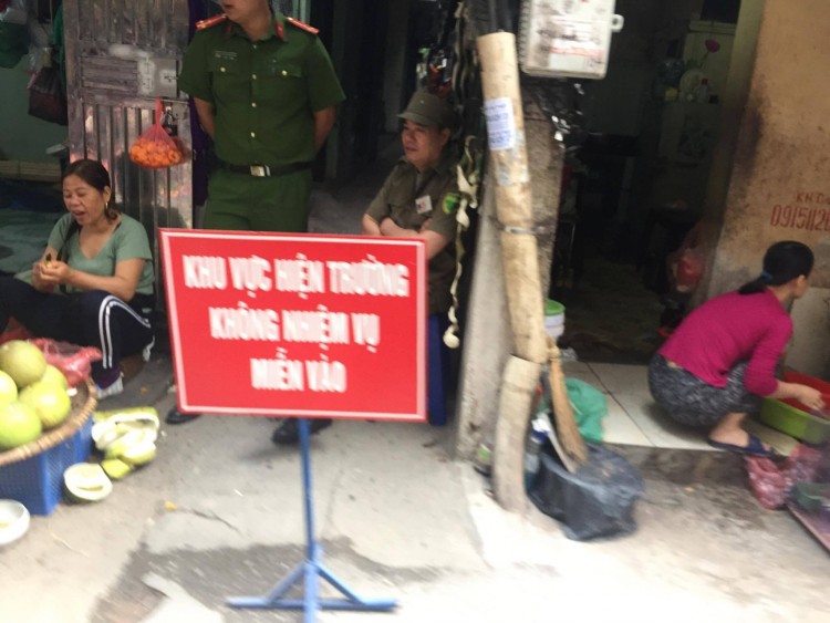 Lực lượng chức năng có mặt bảo vệ hiện trường.