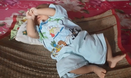 Bé trai còn nguyên dây rốn bị bỏ rơi ven đường