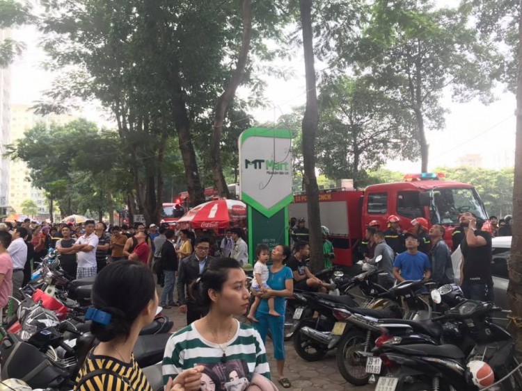 Nhiều xe cứu hoả được điều động đến dập lửa.