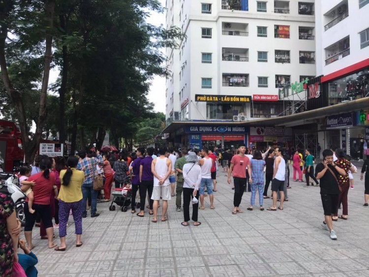 Vụ việc khiến nhiều cư dân sợ hãi tháo chạy xuống dưới.