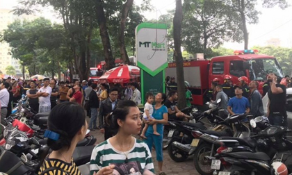 Cháy lớn chung cư vạn dân ở Linh Đàm, nhiều cư dân hoảng hốt tháo chạy ra ngoài