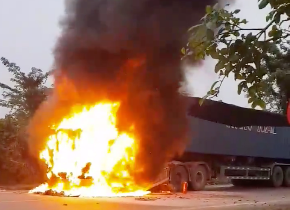 xe container bat ngo boc chay, tai xe nhay xuong duong thoat than hinh anh 1