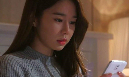 Hễ về nhà là chồng để điện thoại ở chế độ im lặng, vợ trẻ chết lặng khi tra rõ ngọn ngành