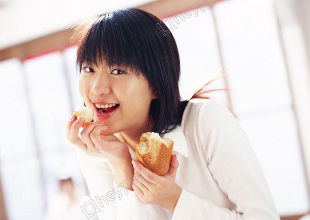 nu sinh 22 tuoi bi benh tieu duong chi vi thuong xuyen an… banh mi - 1